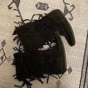 Minnetonka black fringe boots size 7